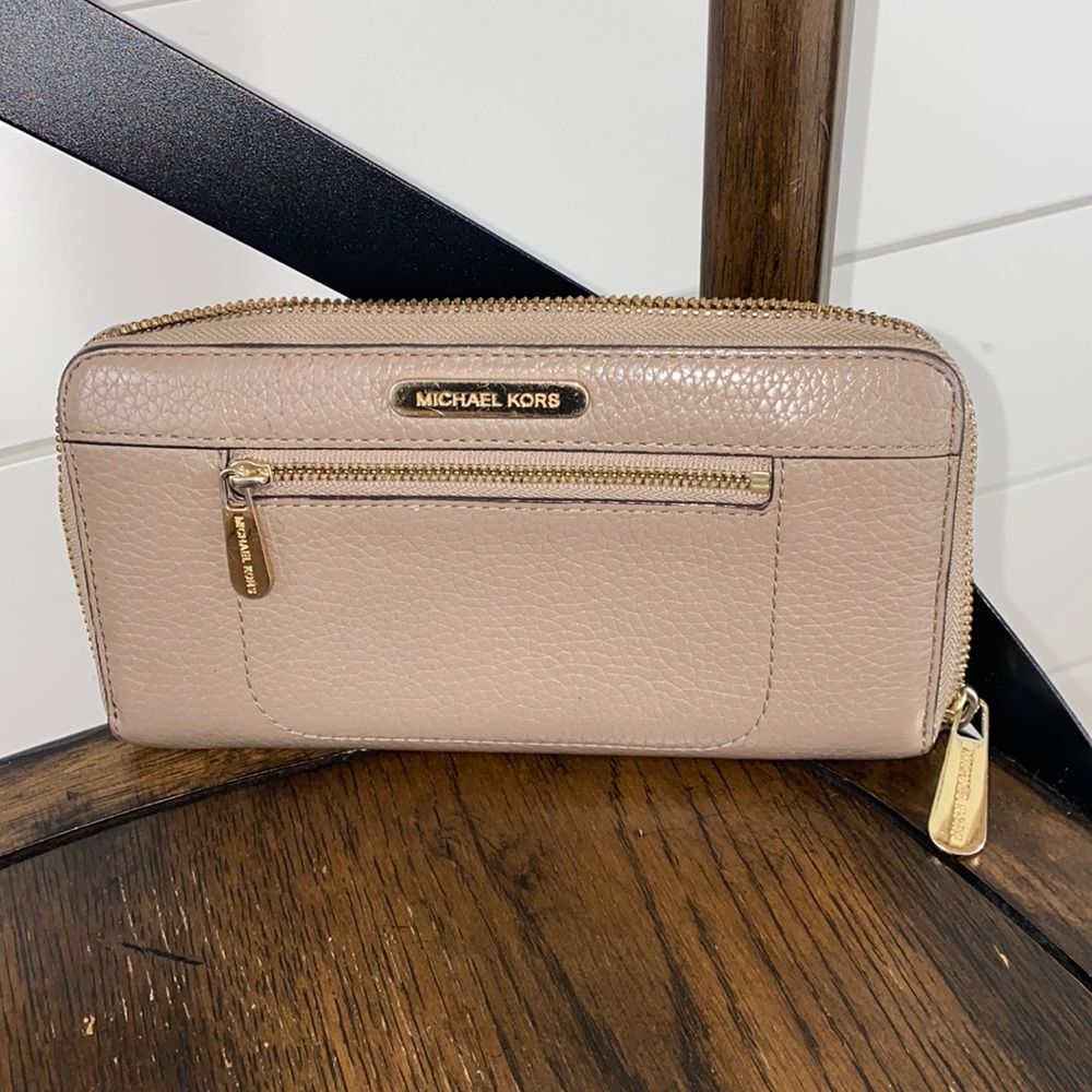 Authentic MICHAEL Michael Kors Jet Set Travel Zip Around Wallet - Taupe